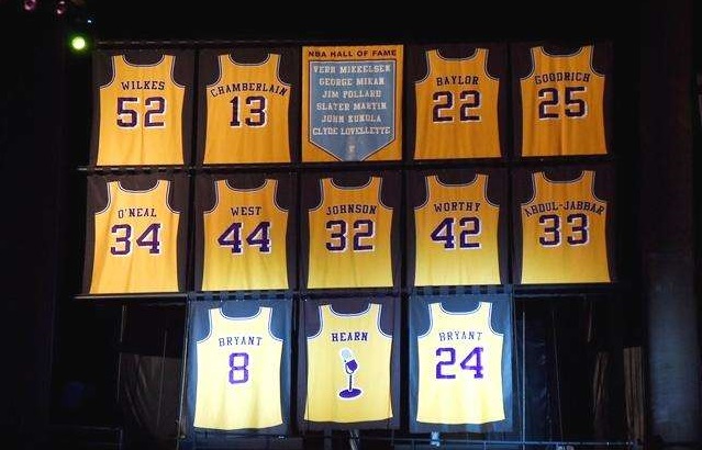 nba为什么空中挂的队衣（斯台普斯的上空悬挂多少退役球衣？詹皇的23号有机会挂上去吗？）-华海博客