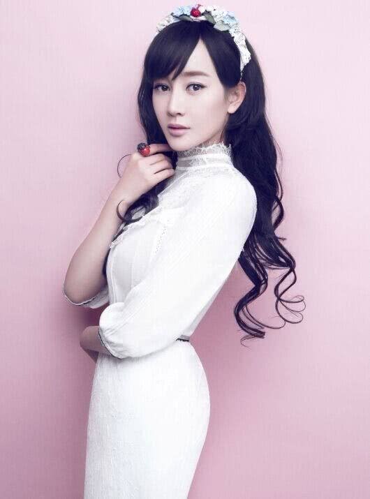 张檬图片比基尼(张檬泳衣造型真抢眼,丰满身材遮不住,难怪小五非要