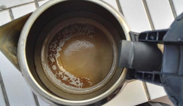 水壶里的水垢最好清理，加点东西静置一段时间，水垢自己掉下来