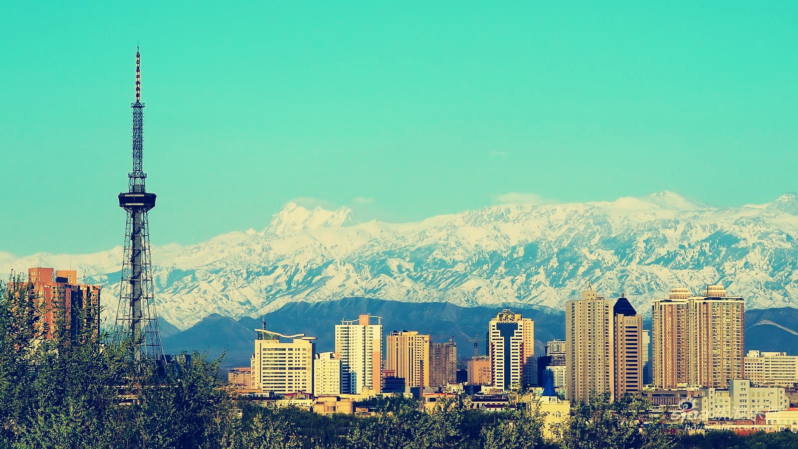 新疆天山职业技术大学，天山尽奇峰，乌鲁木齐位于景区内的大学