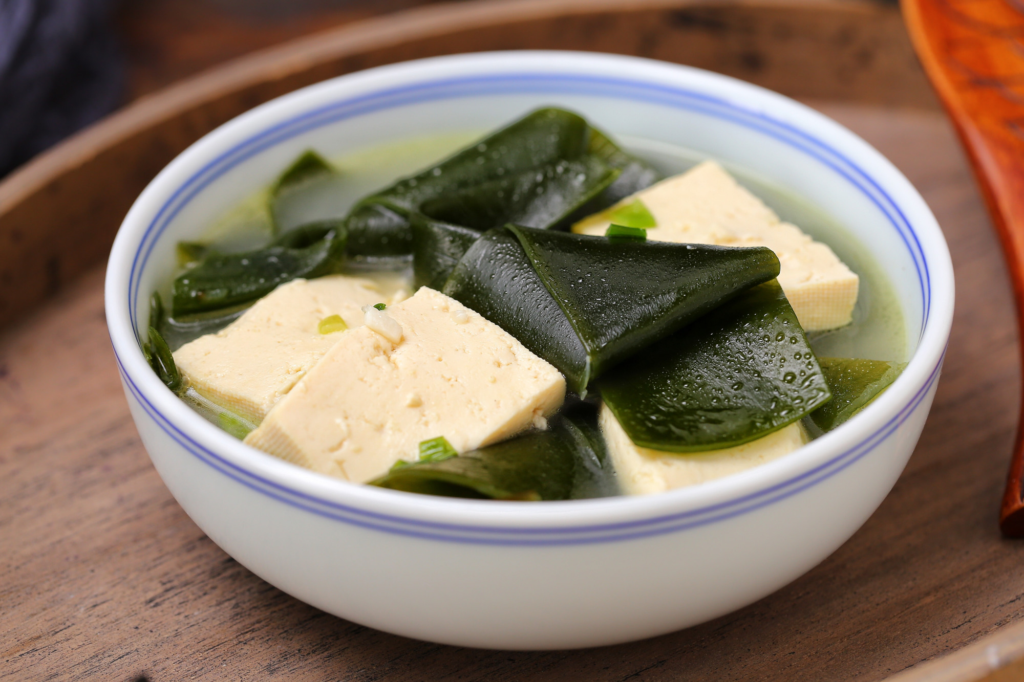 天冷了早上來碗海帶豆腐湯,海帶做法簡單耗時短,豆腐口感鮮美暖胃又