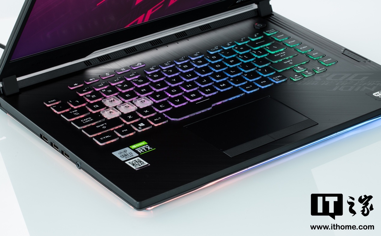 炫酷 RGB 加持畅玩光追游戏，ROG 魔霸 4 体验评测