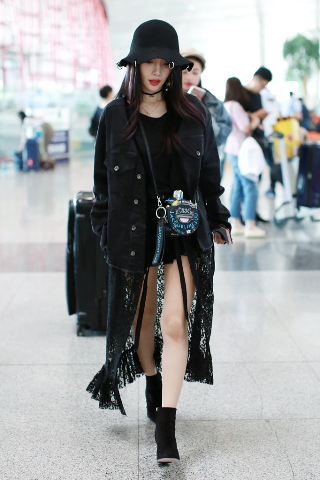 李小璐单身生活真是潇洒,穿蕾丝裙又欲又a,还挺与众不同的