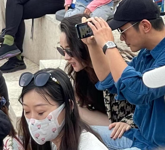 杜江夫妇喝下午茶被偶遇，霍思燕又胖了，双下巴愈发抢镜