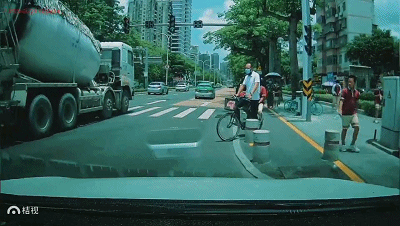 山东面包车珠海大道逼停奥迪，下车后猛拍车窗挑衅！交警调查结果有反转！