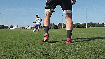 怎样学足球我是新手（五个初学者必会的足球基本技巧）