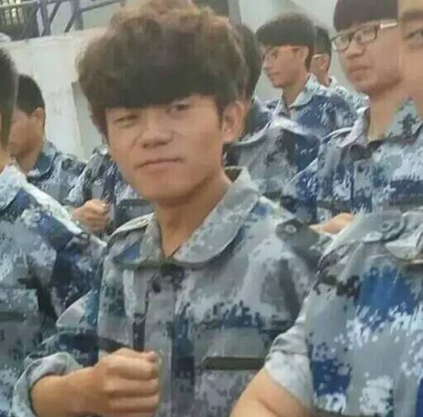 学生与明星撞脸是什么体验？大一新生军训照火了，学校或成大赢家