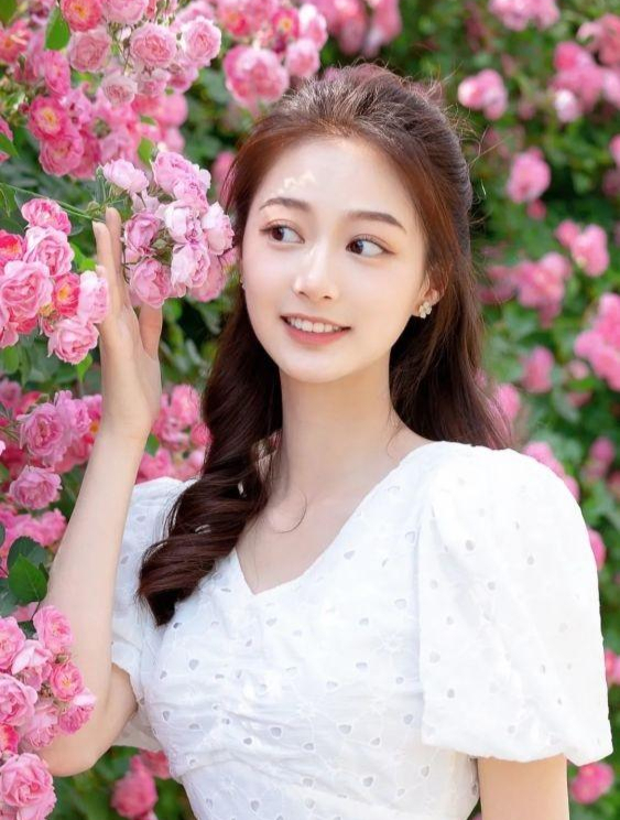 引领朗诵的4名青少年来自什么学校？中传、中财大，还有两所小学