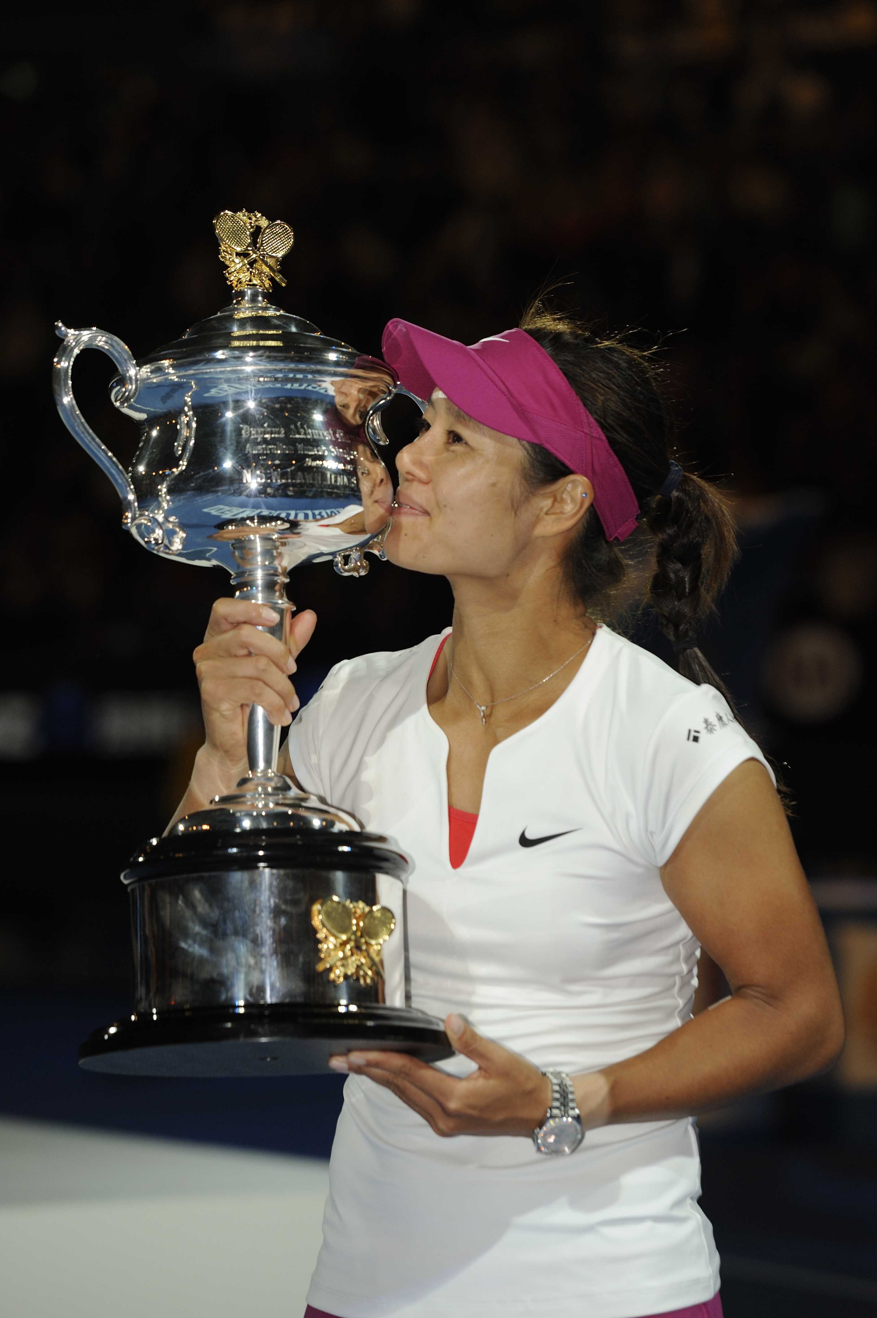 李娜什么时候开始打网球(疯狂的李娜:14岁丧父,欠债不认命,苦拼15载成