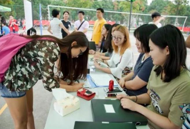 刚开学大一新生就有寝室标语，辅导员无奈气笑，戏精语录了解一下