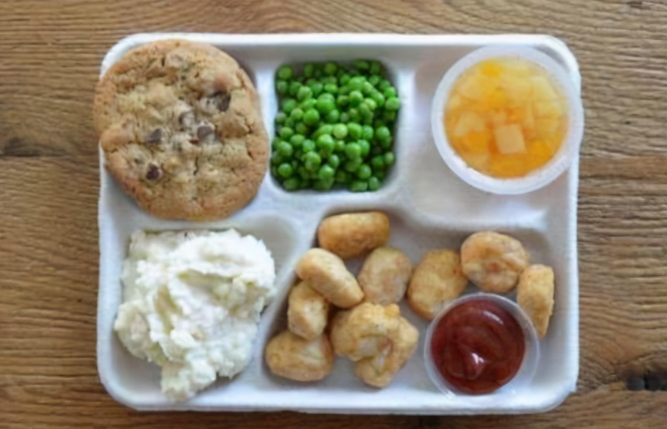 各国学生午餐比拼，美国快餐、韩国泡菜，网友称赞还是中国伙食好