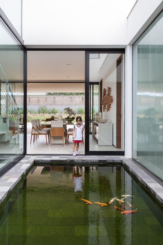 没有院子那就在阳台上挖鱼池，做好双重防水，造景瀑布好惬意享受