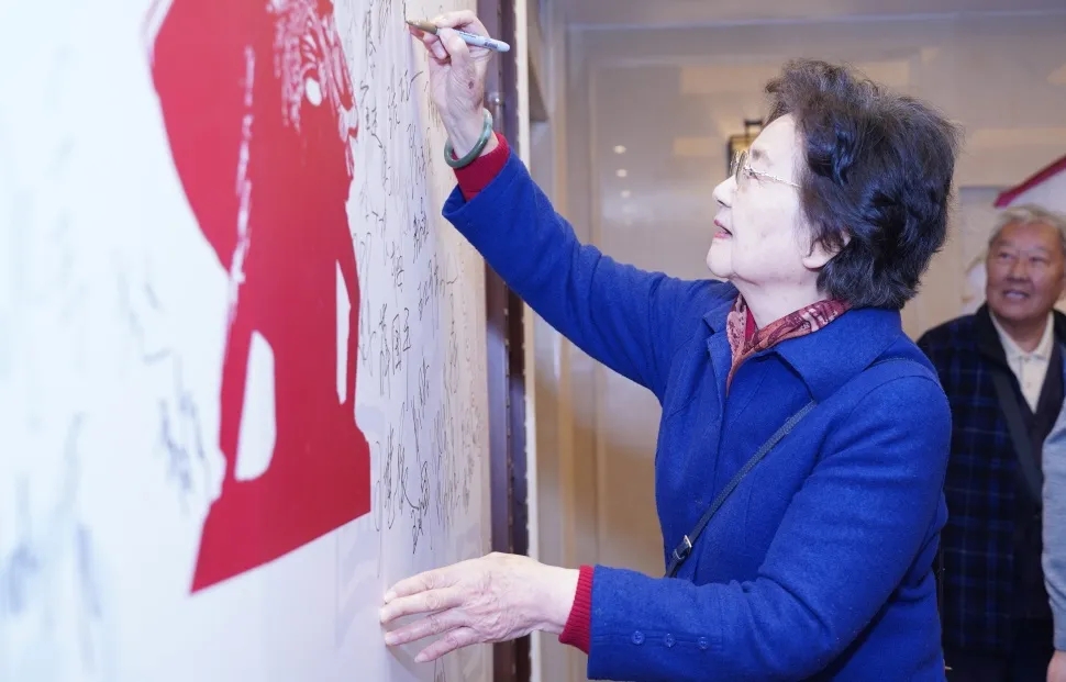 惊天东方号电视剧剧情(她在《快乐的单身汉》演龚雪母亲,哥严翔,侄女