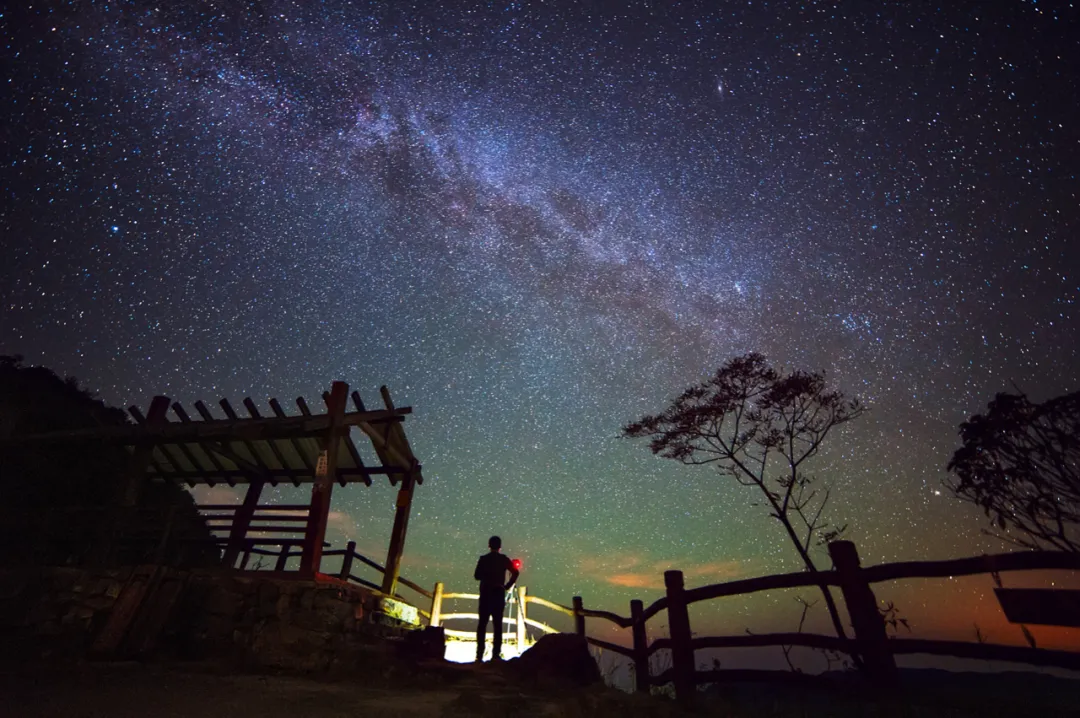 星空照片(“追星”8年，广西摄影师拍下璀璨星河，让无数人领略星空震撼之美)