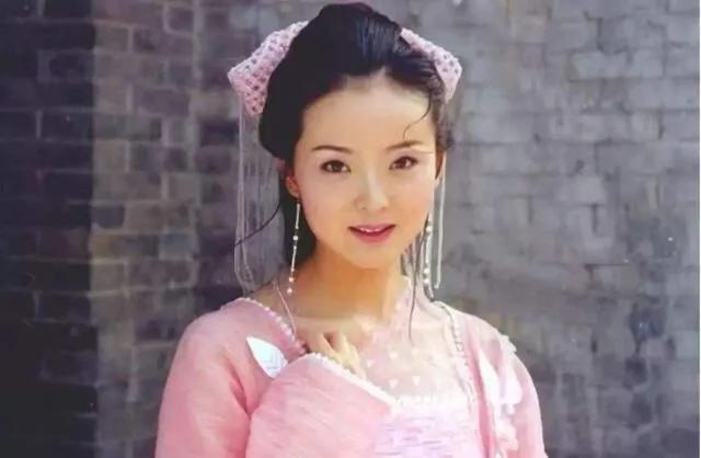 嫁入的豪門王豔,跪著給婆婆洗腳,親生兒子罵他是豬頭