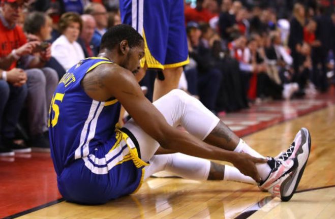 nba畫(huà)面抖動(dòng)因?yàn)槭裁矗ǘ盘m特受傷的瞬間，整個(gè)NBA都顫抖了一下）