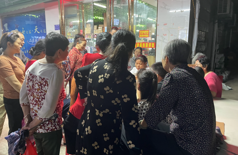 “陪读小镇”上，那些被高考神话捆绑的妈妈们