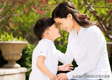 地铁上一张偷拍照暖哭众人，懂得感恩的孩子，究竟多迷人