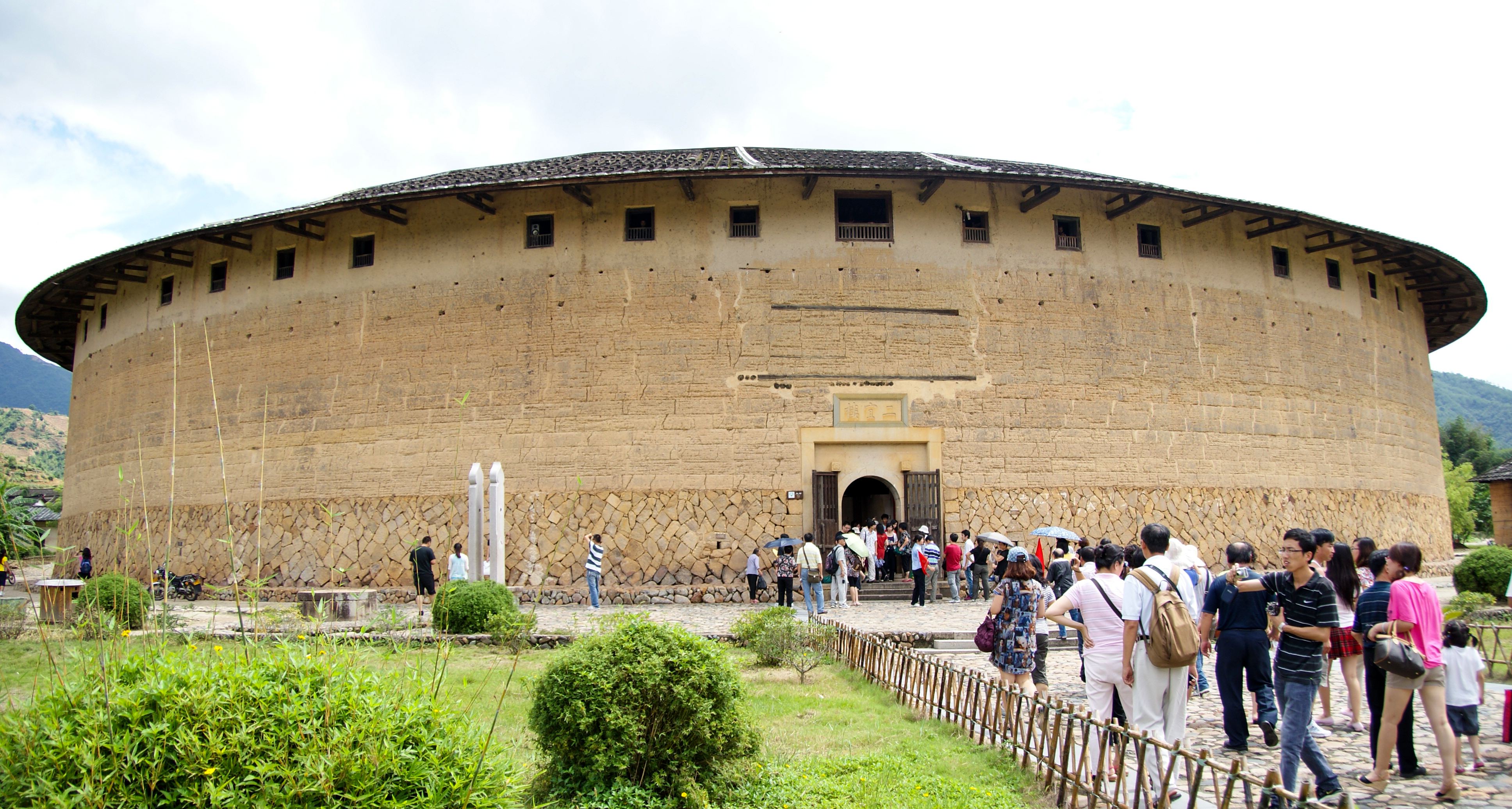 从福建土楼的设计布局看中国的风水文化：方圆互补，阴阳调和