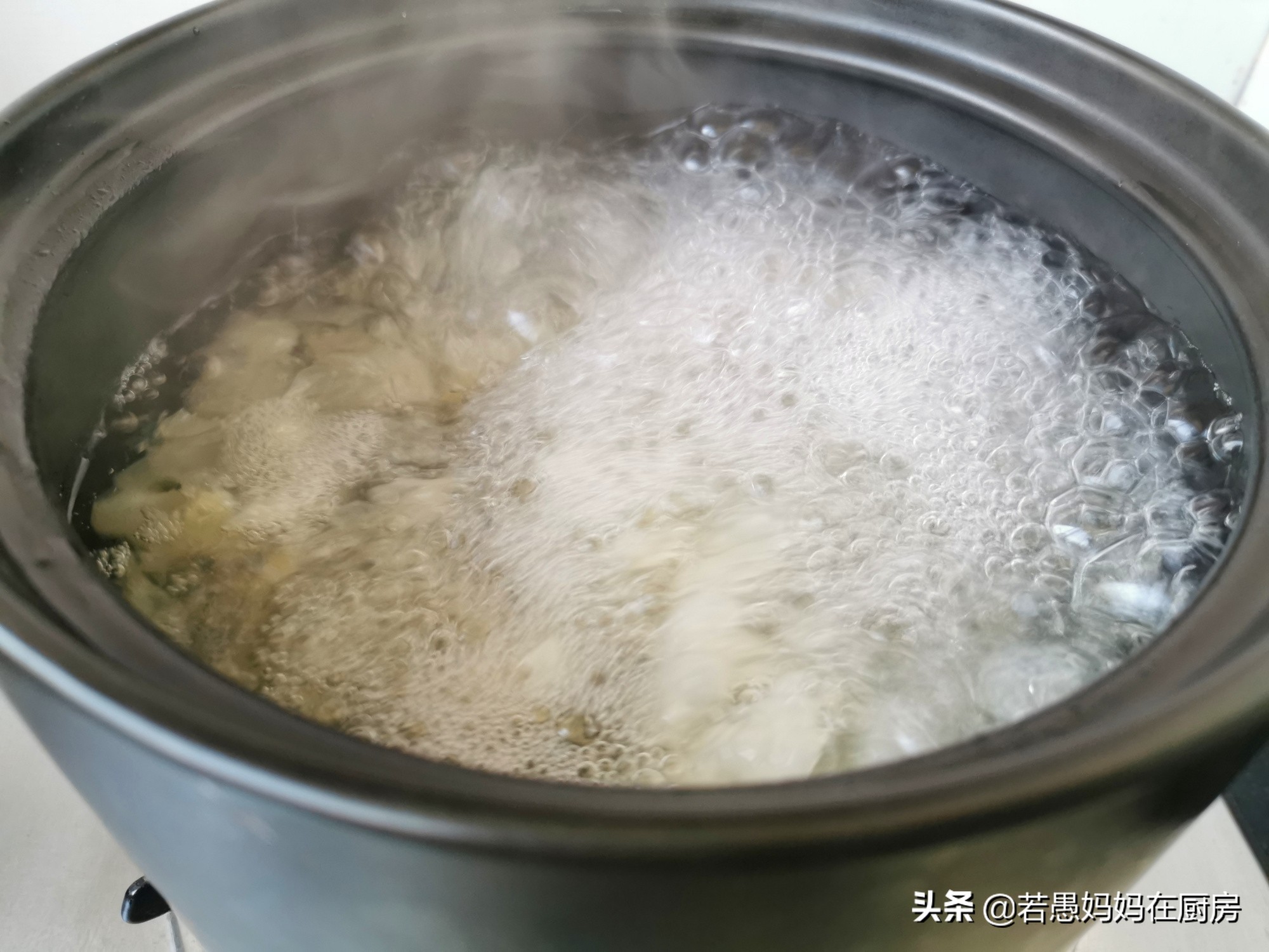 煮银耳汤软糯香甜有秘诀，记住这3点，20分钟出胶，黏稠好喝