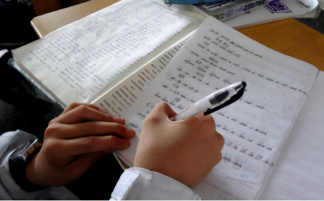 “摆地摊”都允许了，教师“有偿补课”也不远了，这些人可不赞同