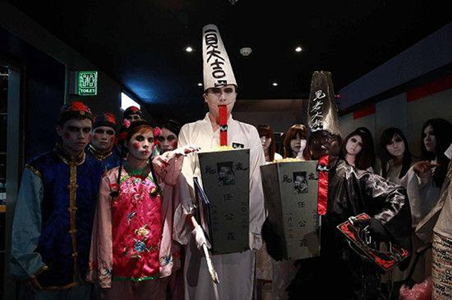 张某看到哥哥这么遭罪,心里又是惊讶又是悲伤,便问鬼差道:"我兄长是犯