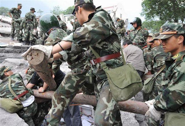 5.12汶川地震救灾英雄：那个“跪地哭喊再救一个”的19岁消防战士