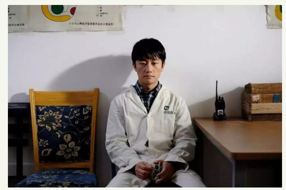 遭张艺谋忽悠，被传傍蒋雯丽上位，“狠人”黄轩的粉红成名史