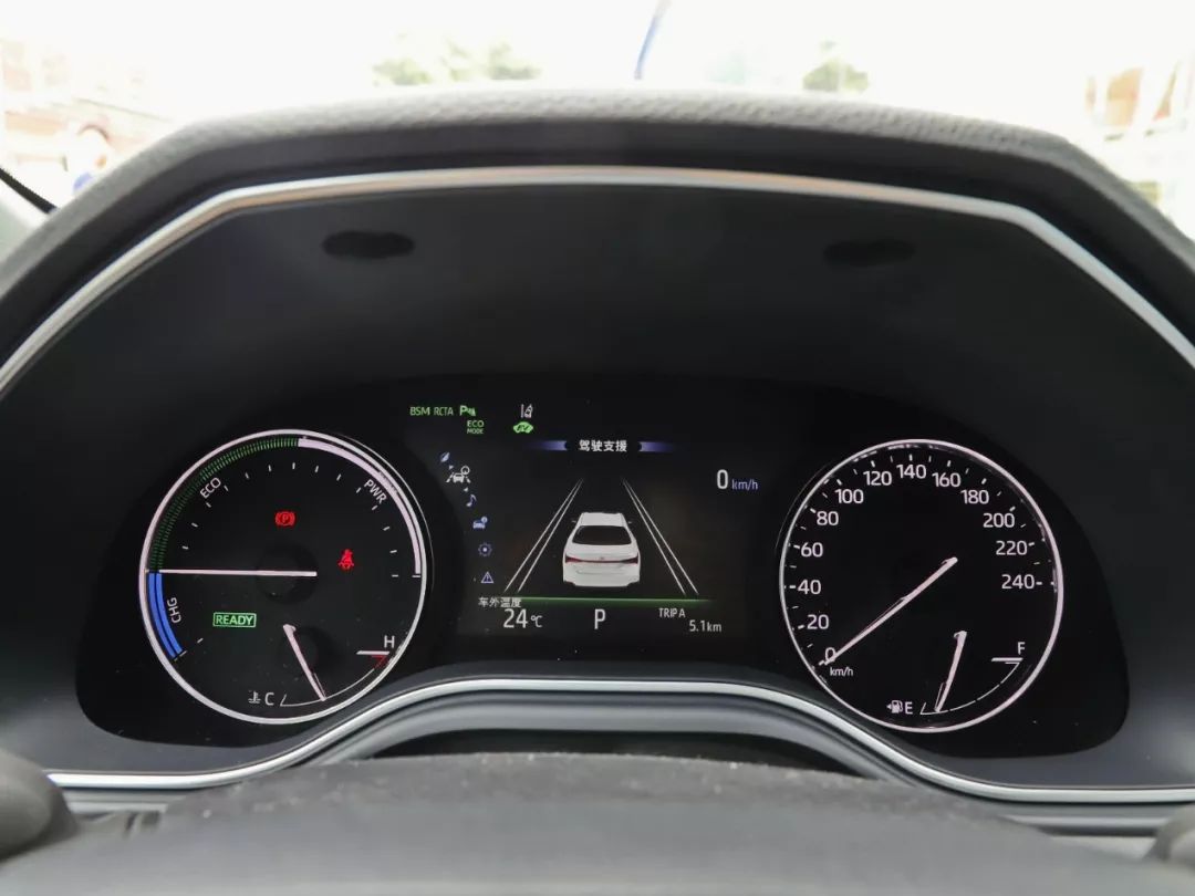 可切换屏幕的显示内容,高配车型还配备有10英寸hud抬头显示