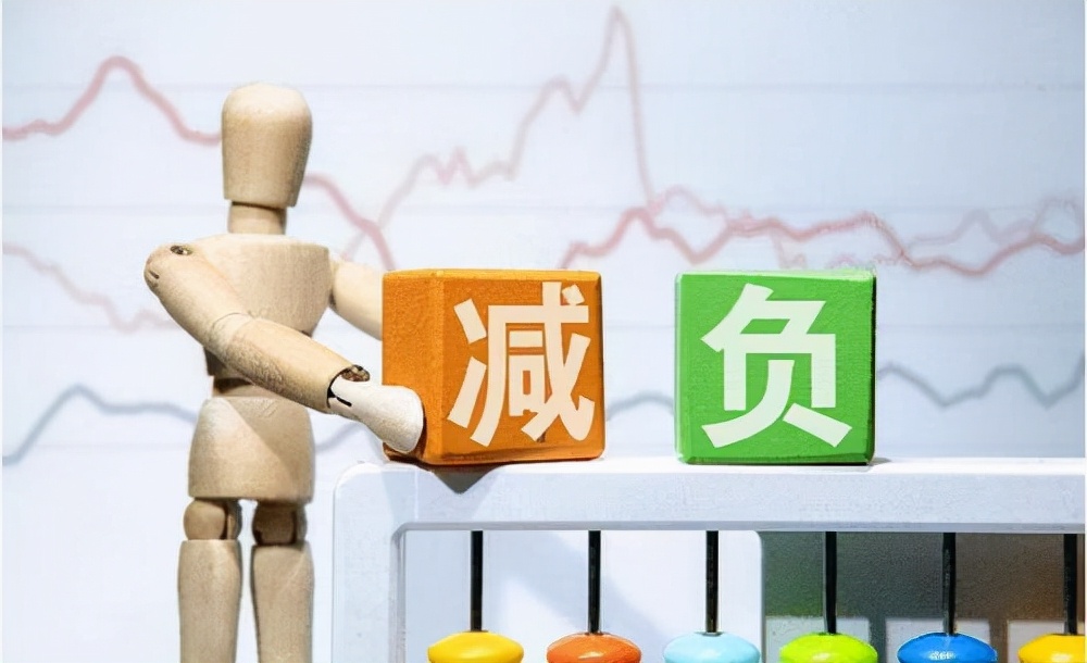 又一知名培训机构卷钱跑路，家长10万学费无法退还，网友：活该