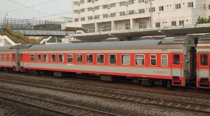 大家叫它红皮车,红皮车用的火车车厢型号为25g