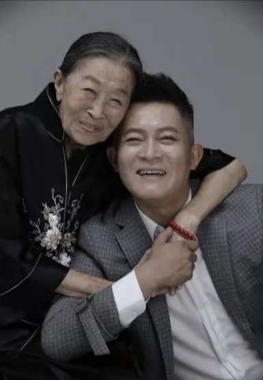 67"丑娘"张少华的艰辛过往,以及她和两个"儿子"的感人亲情