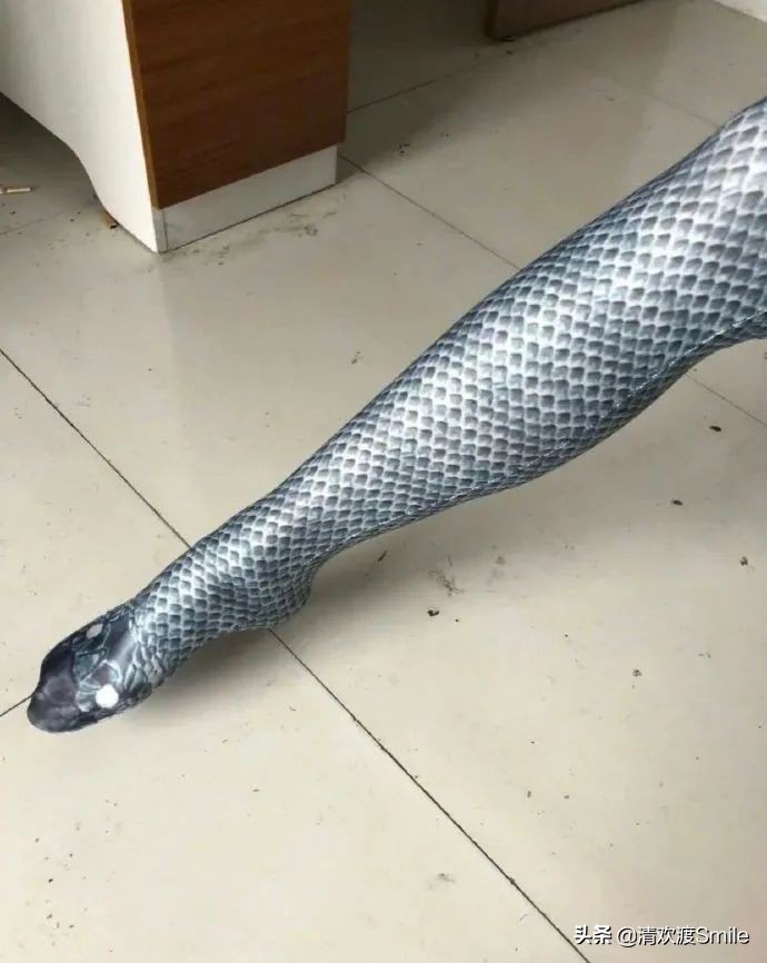 女友买了条性感蛇皮丝袜，结果晚上我没控制住...