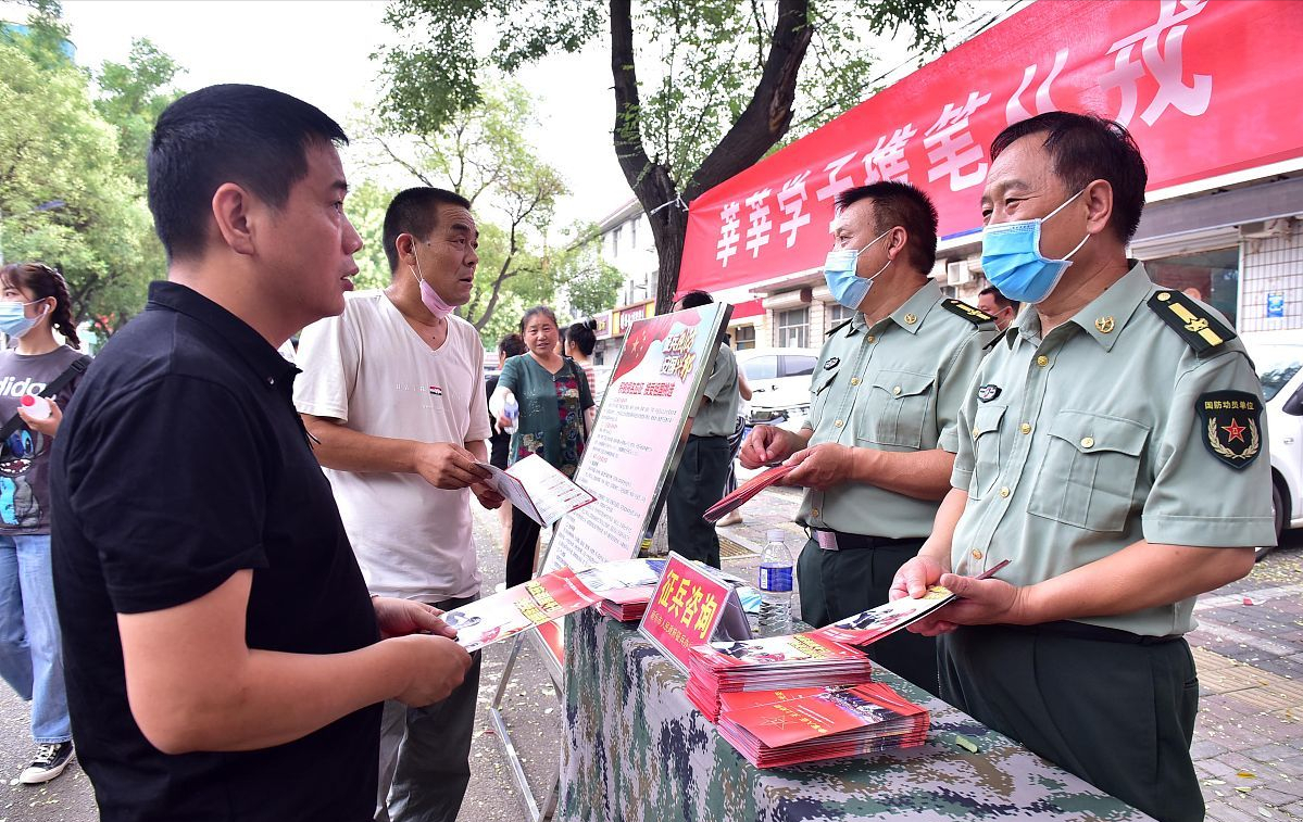 读一年大学再去当兵（本科生当兵早点或者晚点去都行）