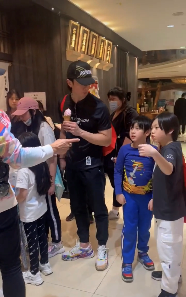 飞轮海三缺一！吴尊汪东城辰亦儒上海街头搞怪合影，炎亚纶未现身