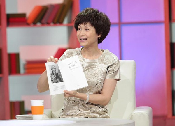 从女硕士到央视“美女主持”，她辞去稳定工作，还要与“读书”相伴到老！