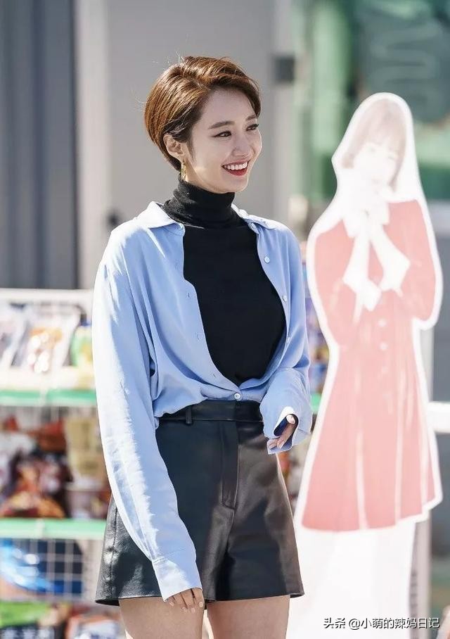 真正时髦的女人，秋冬都会备上这件“烟管领衫”，配毛衣衬衫太美