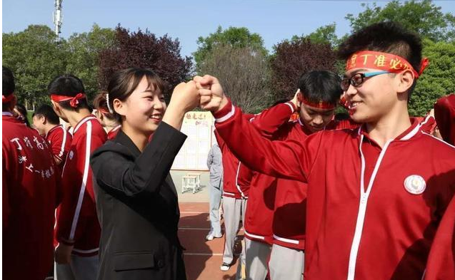 大学入党有多“难”？需要同时满足4个硬性条件，大一就得规划好