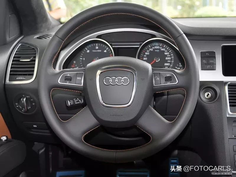 奥迪Q7 V12柴油版实拍,当年售价257万,这货能拖动一辆飞机