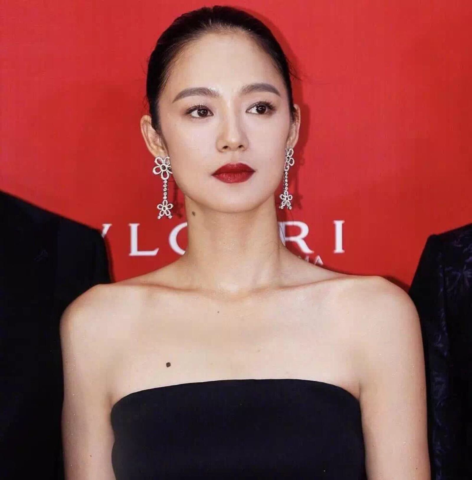 平肩和溜肩的区别图片(连明星都有的溜肩问题) - 赤虎壹号