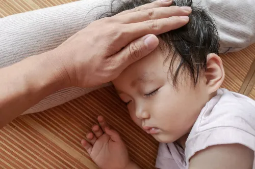孩子发烧不能捂?这种情况,越降温越遭罪