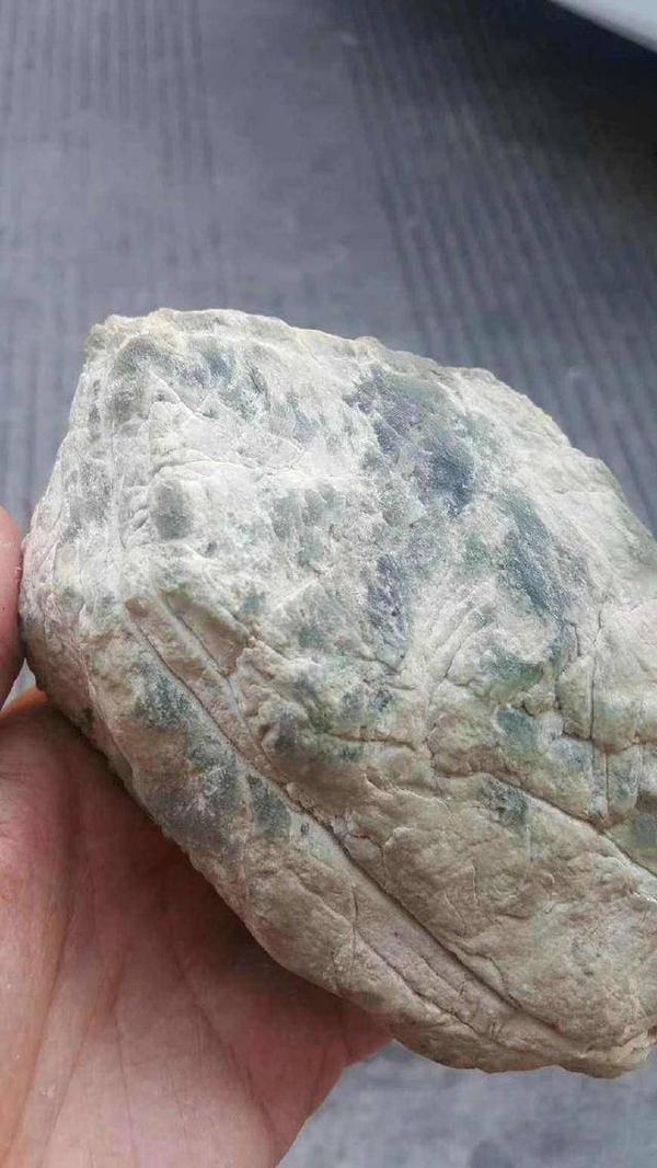 麻蒙场口翡翠原石特征(翡翠原石各种皮壳和各场口都有哪些特征和区别？)