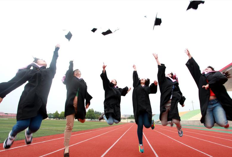 旁若无人！大学生在学校食堂做不雅之事被拍照发布，仅仅是丢脸？