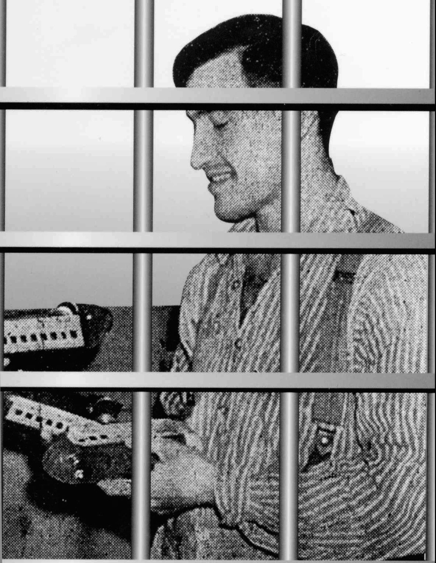 "乔的火车在死囚牢房之间的走廊上跑来跑去,关在这些牢房里的都是已经