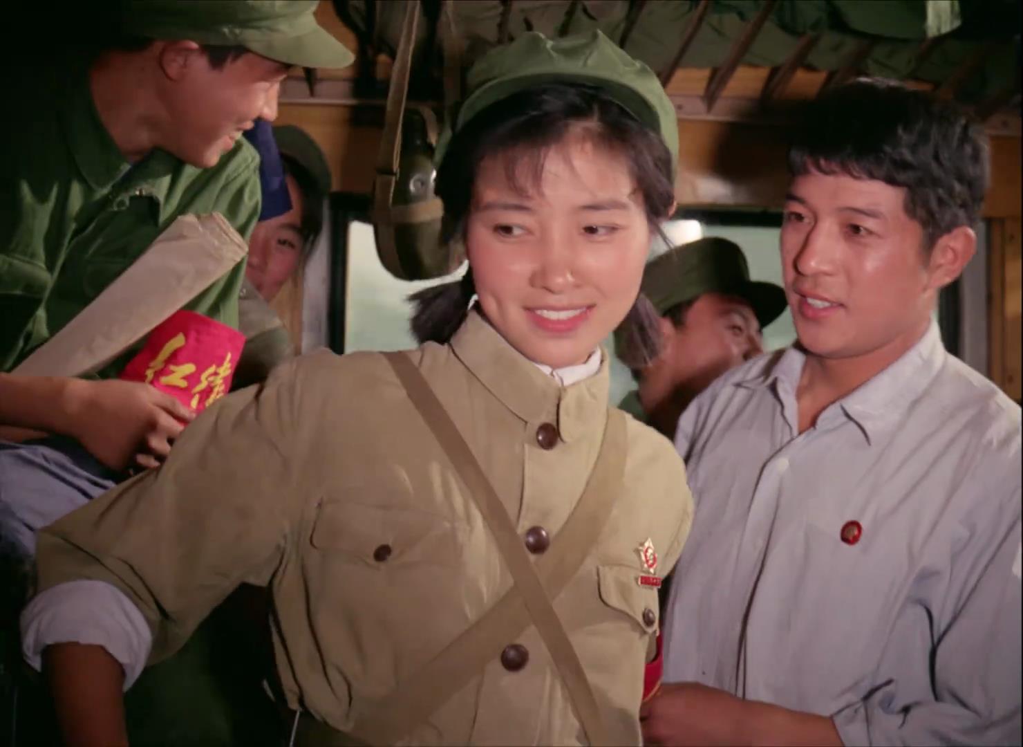 列车上韦伟重遇钟海在命运的驱使下,一对赤诚向上的年轻人相隔十年