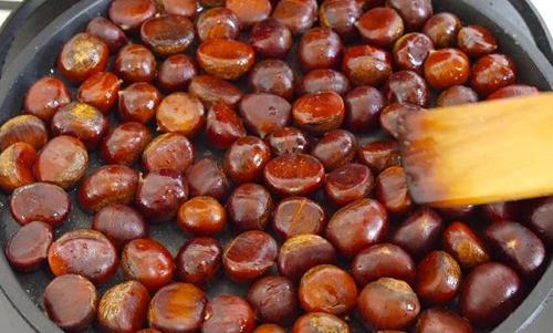 糖炒板栗在家怎么做？大厨教你正确做法，个个好剥壳，香甜又好吃