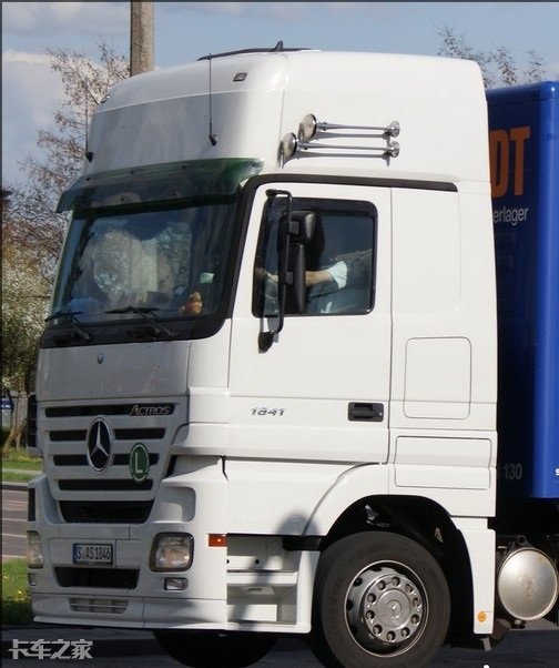 从sk到actros,近30年奔驰卡车每一次换代,都将舒适性发挥到极致