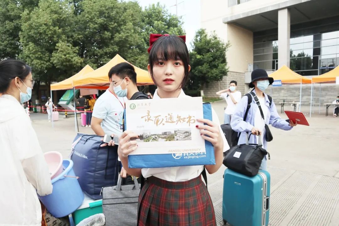 萌新你好 | 终于等到你！2020江苏大学新生报到现场直击