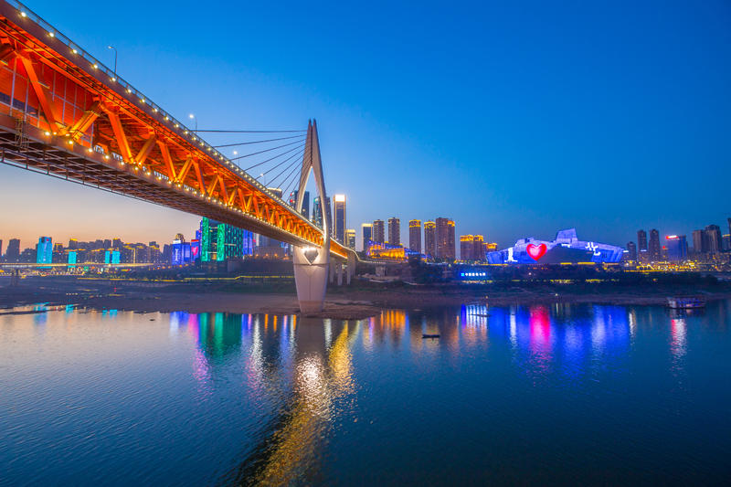 山城重庆，轻轨出行，玩转8D网红城市