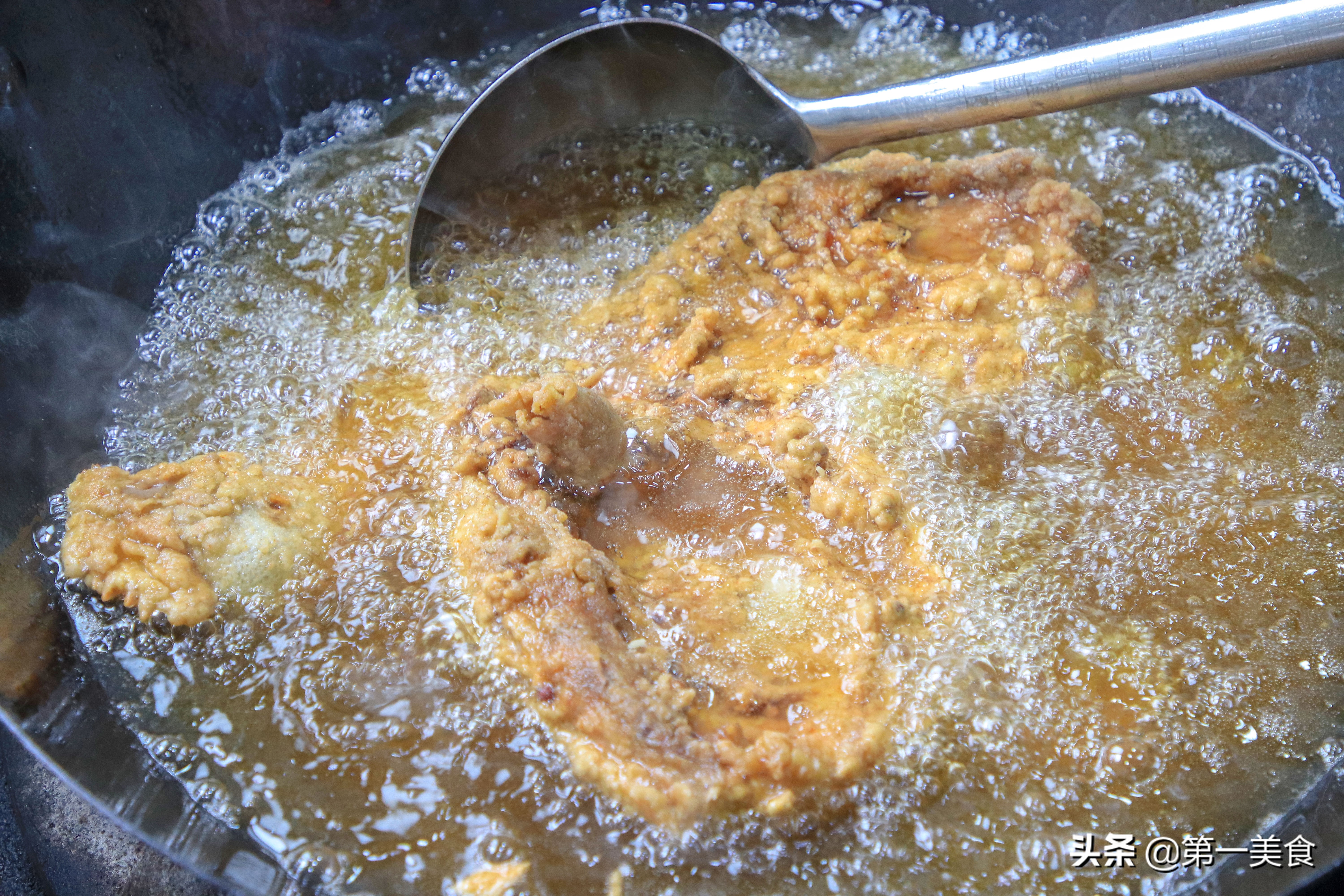 用厨师长的方法做香酥炸鸡，鸡肉鲜嫩多汁，好吃到吮手指